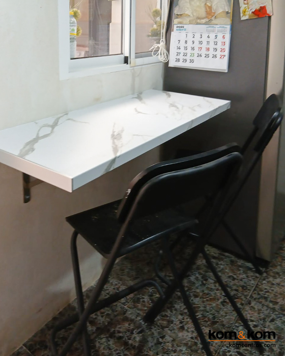 Barra volada en cocina laminada sujeta con escuadras, sin patas.